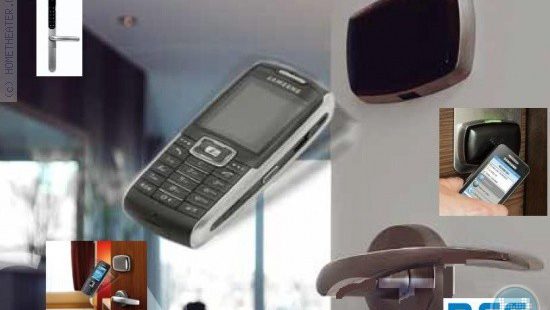 הסמארטפון משמש כמפתח למנעול הדלת