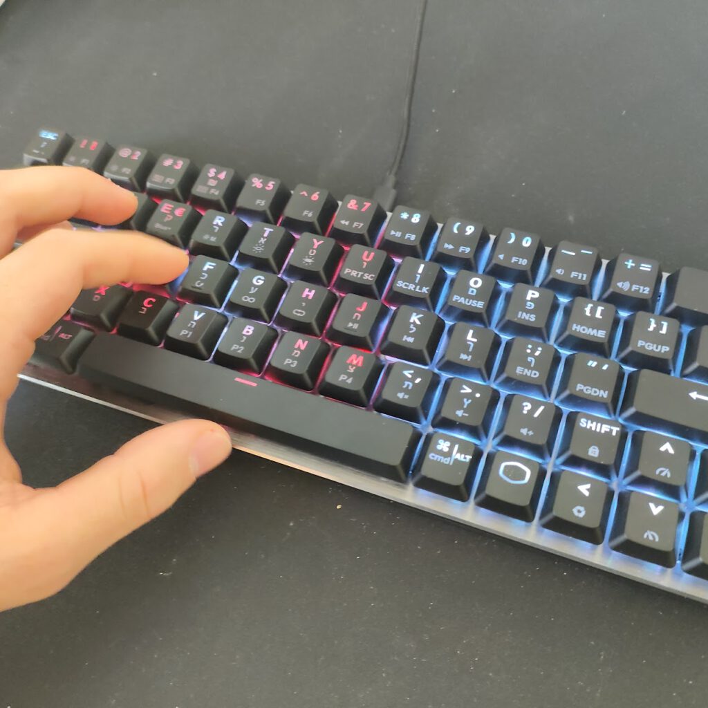 ביקורת: מקלדת מכנית מדגם Cooler Master SK620 בפריסה של 60%