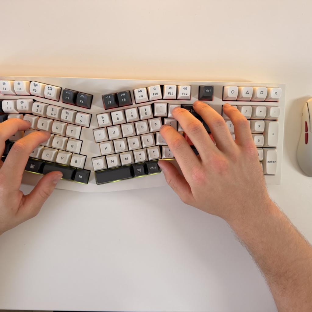 ביקורת: מקלדת ה-Keychron Q13 Ultra 8K: פריסת Alice עם אפס פשרות