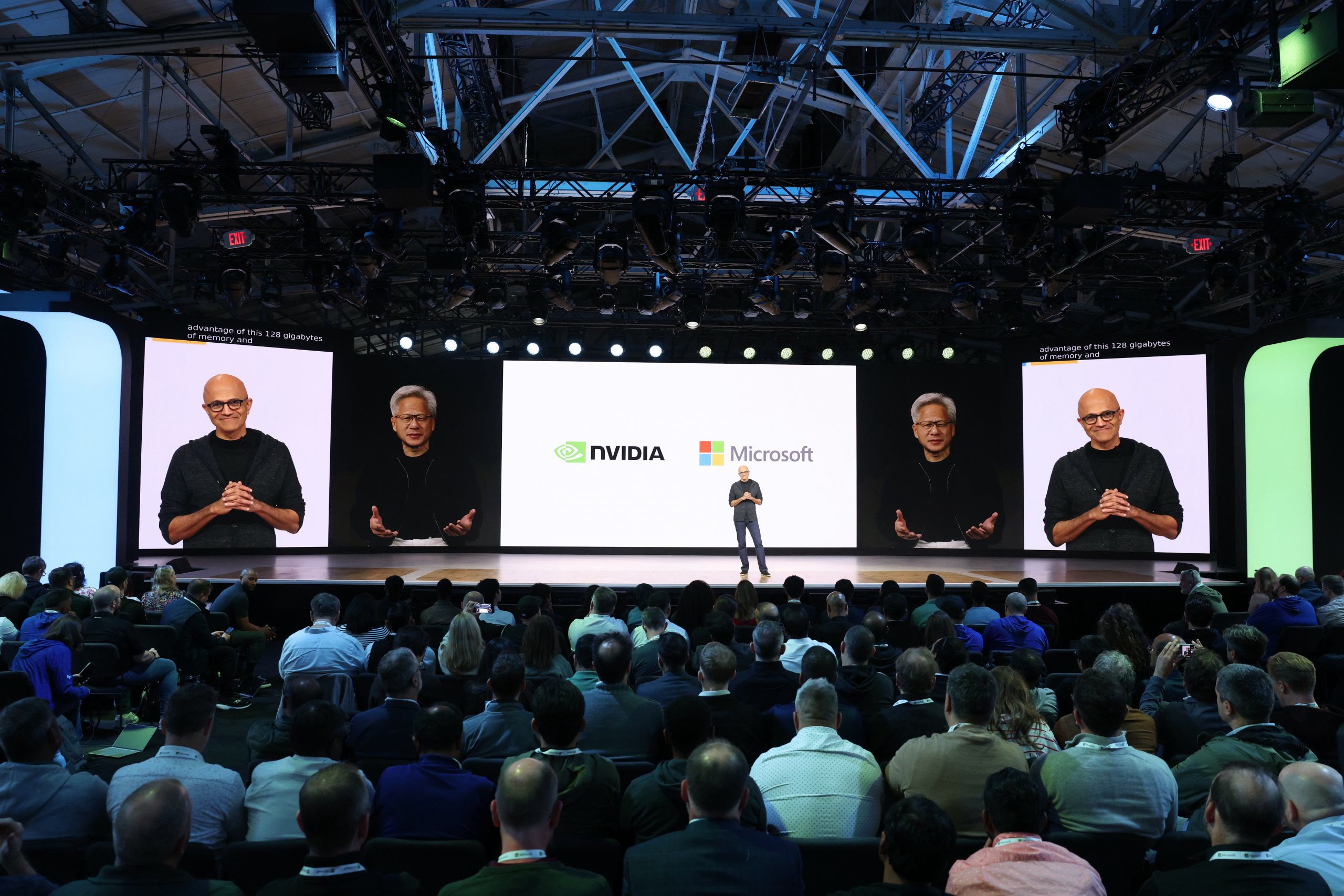 סאטיה נאדלה ומנכ״ל NVIDIA ג׳נסן הואנג באירוע Microsoft Build 2026