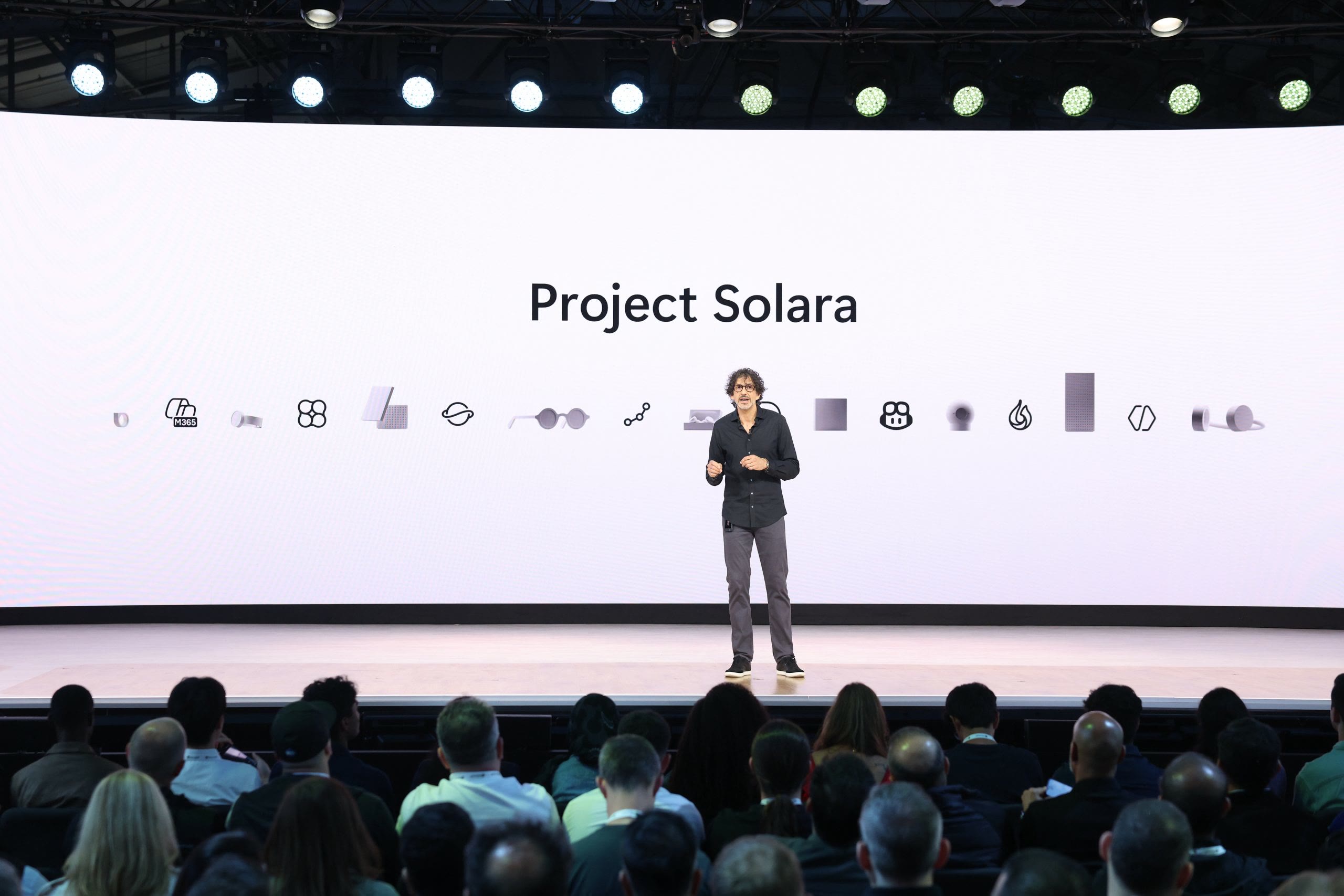 סטיבן באתיץ׳ מציג את Project Solara באירוע Microsoft Build 2026