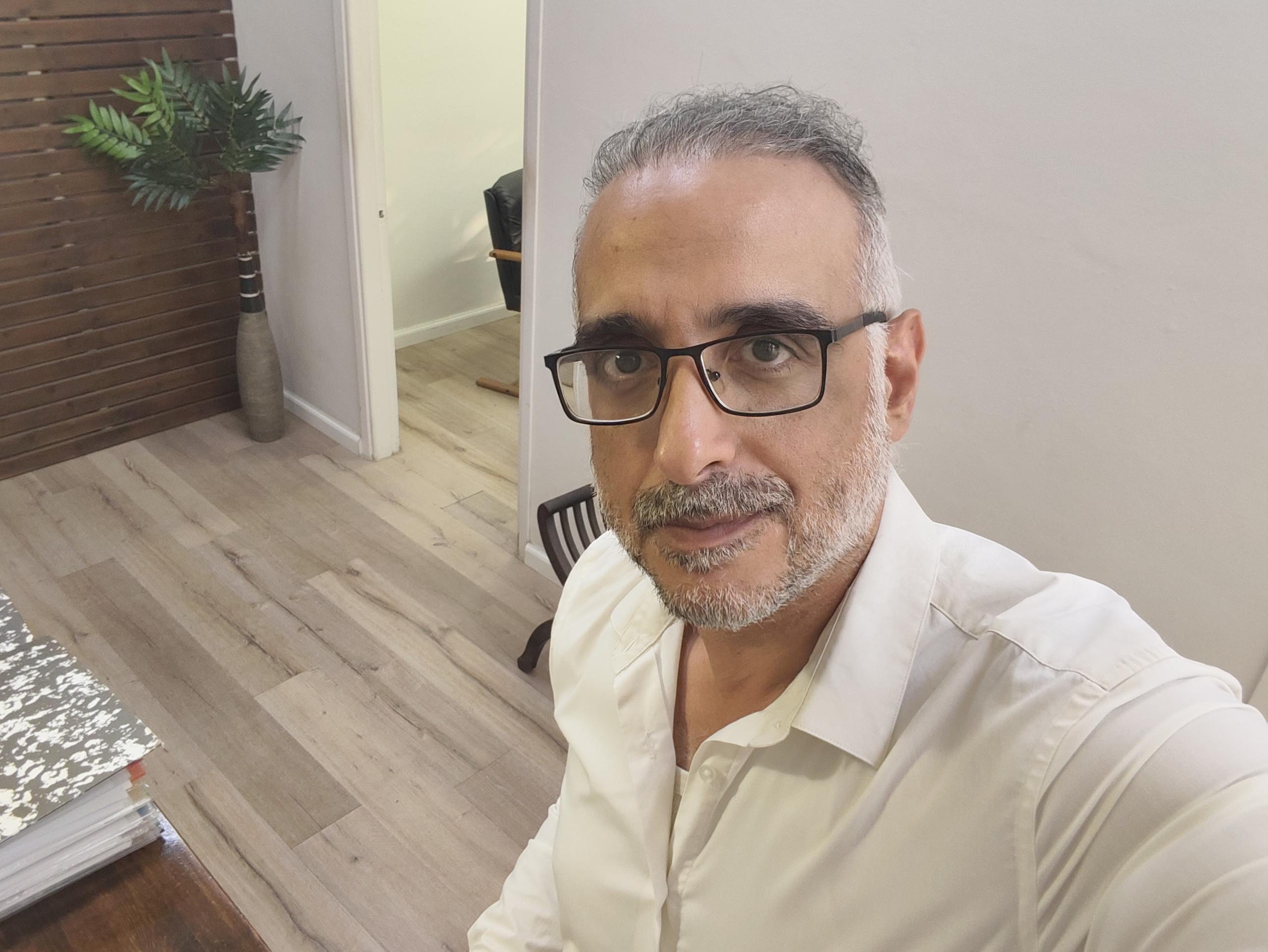 ביקורת: Nothing Phone (4a): מכשיר ביניים עם אופי, ולא עוד מלבן שחור
