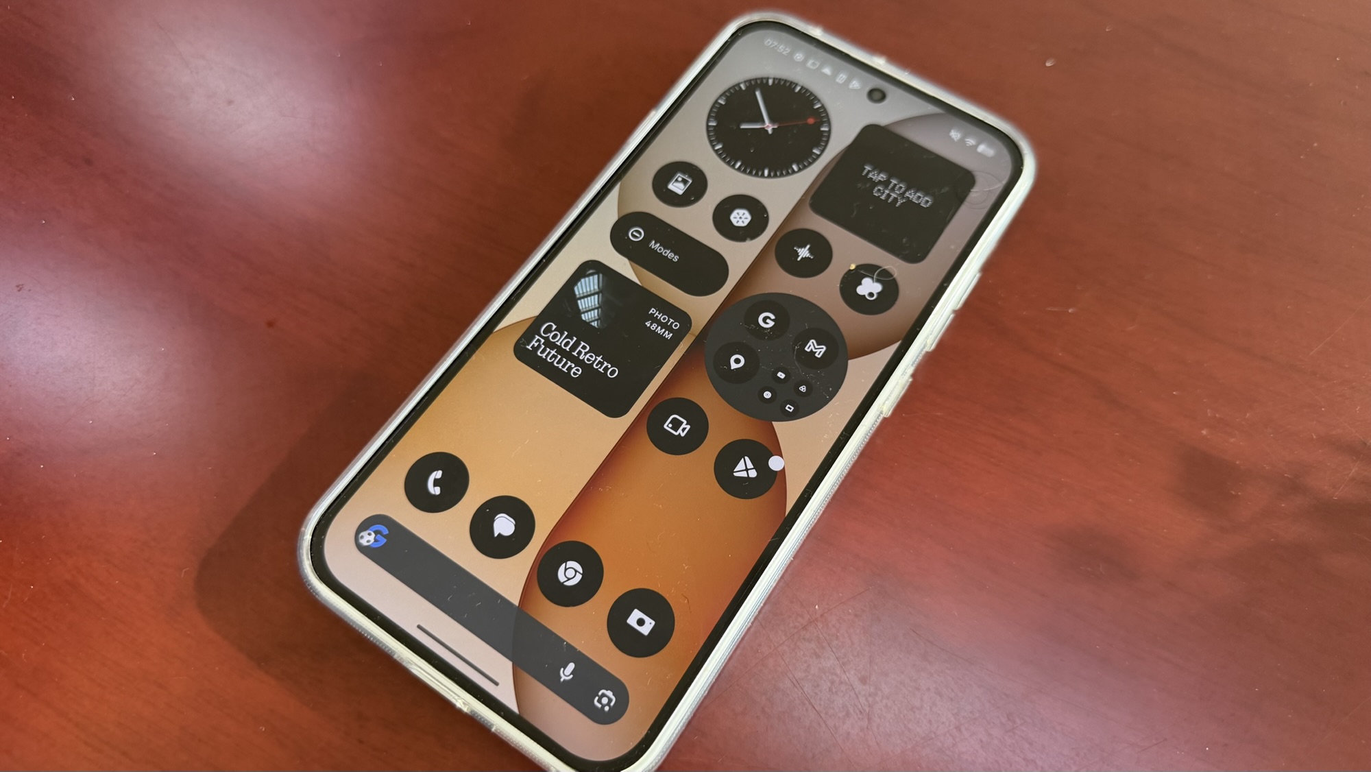 ביקורת: Nothing Phone (4a): מכשיר ביניים עם אופי, ולא עוד מלבן שחור