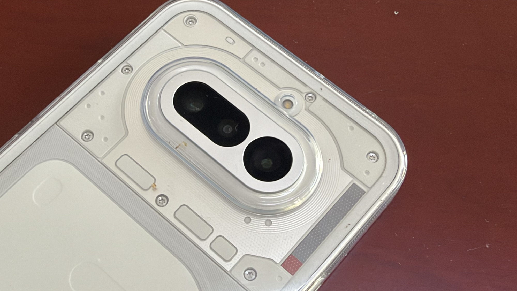ביקורת: Nothing Phone (4a): מכשיר ביניים עם אופי, ולא עוד מלבן שחור