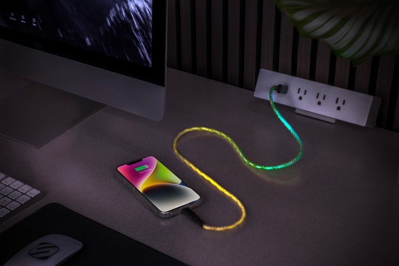 פחות מדקה: הכירו את ה- Scosche GloBright, זהו כבל USB-C עם תאורת לד צבעונית מתחלפת